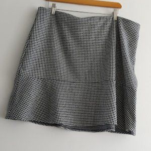 Gap Cream and Black Houndstooth Skirt Size 20